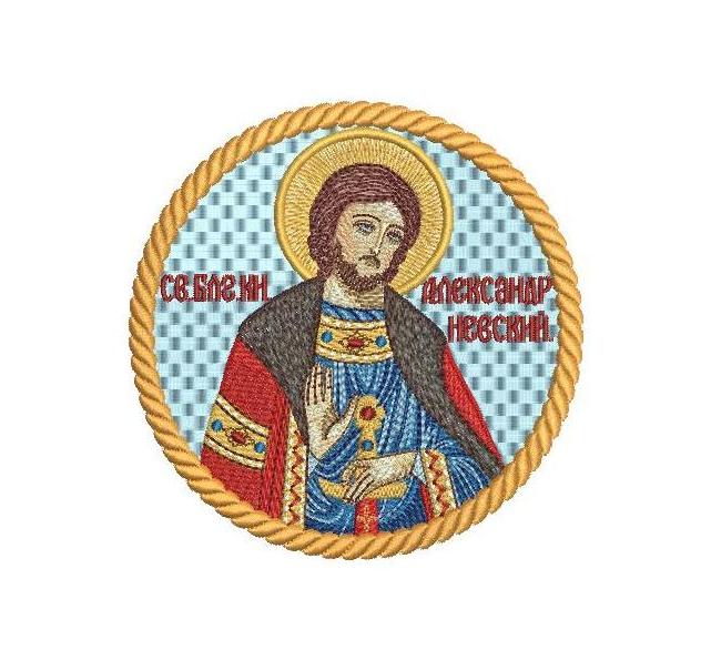 Вышивка гладью в круглой золотой рамке-жгуте образа святого Александра Невского с нимбом, красным плащом и славянскими надписями
